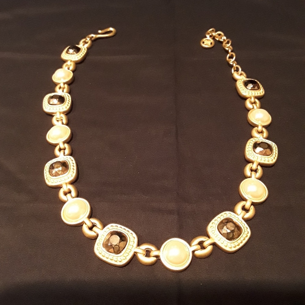 Beautiful gold tone necklace